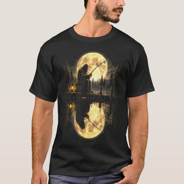 Bigfoot fiske fullmåne sjö reflektion utomhus  t shirt (Framsida)
