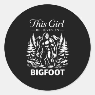 Bigfoot-flicka troende sasquatch kryptid skog runt klistermärke