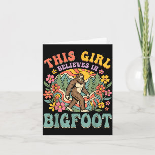 Bigfoot-flicka tror skog blommig solnedgång kort
