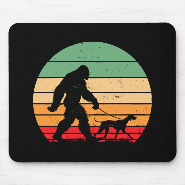 Bigfoot Gående Tysk Korthårig Pointer Hund Vin Musmatta (Framsidan)