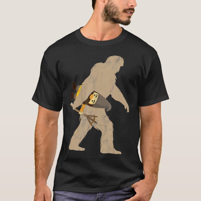 Bigfoot Gnome Carrying Gnome Funny Gift T Shirt (Framsida)