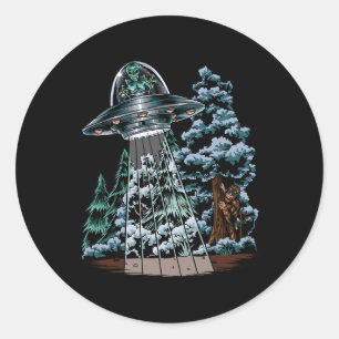 Bigfoot Gömmande från utlänning i en UFO bakom Trä Runt Klistermärke