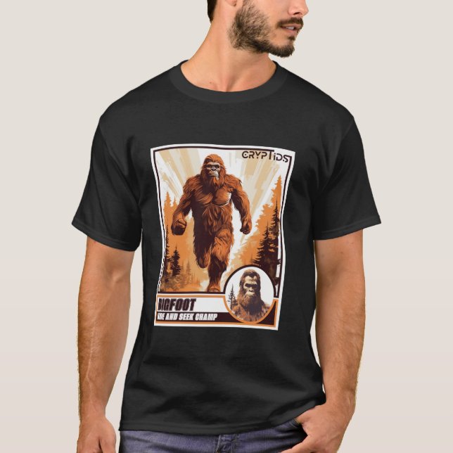 Bigfoot Gömmer och Seek Champ for Cryptid Sasquatc T Shirt (Framsida)