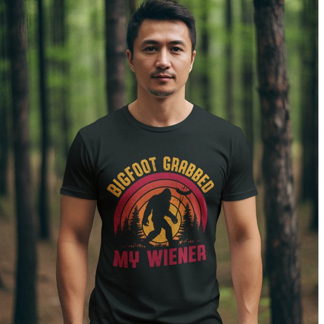 Bigfoot Grabbed my wiener' | Funny Cryptid T Shirt (Skapare uppladdad)