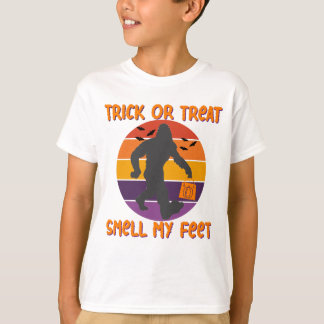Bigfoot Halloween Bus eller godis Smell My Feet T Shirt