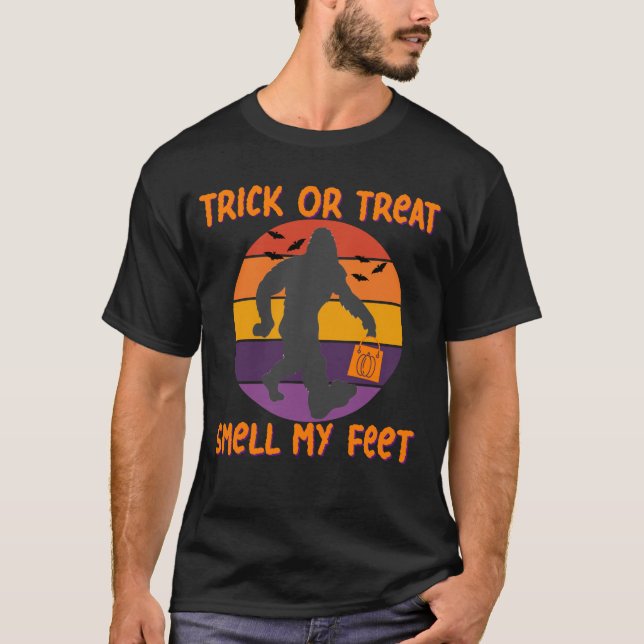 Bigfoot Halloween Bus eller godis Smell My Feet T Shirt (Framsida)