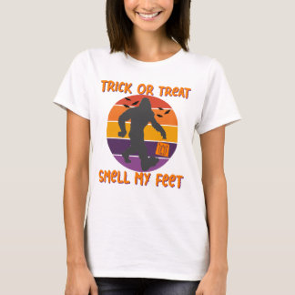 Bigfoot Halloween Bus eller godis Smell My Feet T Shirt