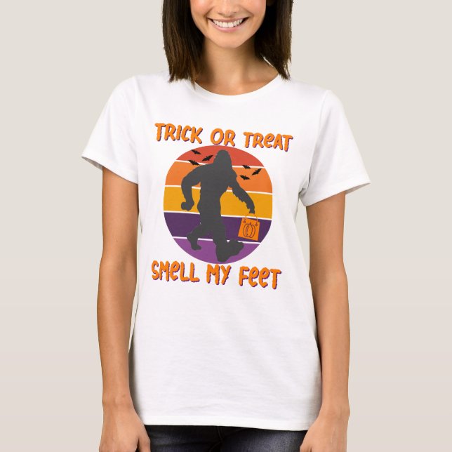 Bigfoot Halloween Bus eller godis Smell My Feet T Shirt (Framsida)