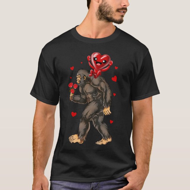 Bigfoot Heart Funny Sasquatch Valentines day T Shirt (Framsida)