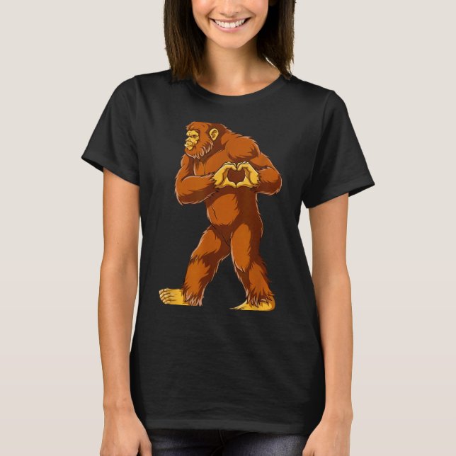 Bigfoot Heart Hands Funny Sasquatch Lover Valentin T Shirt (Framsida)