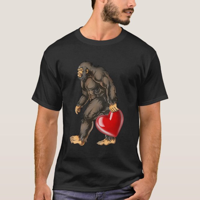 Bigfoot Heart Valentines day Kärlek Sasquatch Funn T Shirt (Framsida)