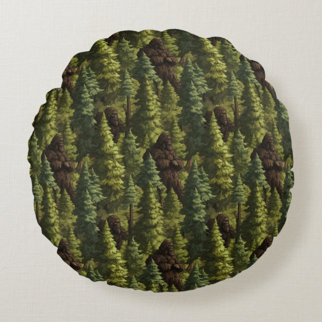 Bigfoot Hiding In A Pine Tree Forest Rund Kudde (Framsidan)