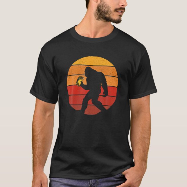 Bigfoot Holding a Taco Funny Sasquatch Retro Vinta T Shirt (Framsida)