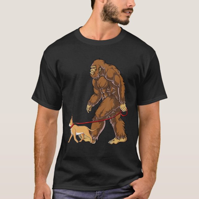 Bigfoot Hund Walk Chihuahua Manar Women Sasquatch  T Shirt (Framsida)