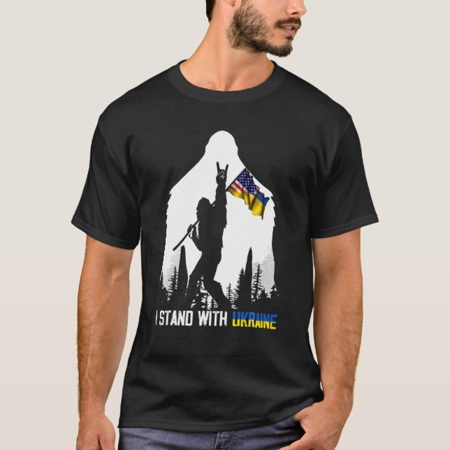Bigfoot I står på Ukrainas ukrainska Flagga Amerik T Shirt (Framsida)