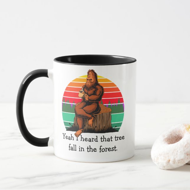 Bigfoot Ja Jag Hörde Det Trädet Falla I Skogen  Mugg (Med munk)