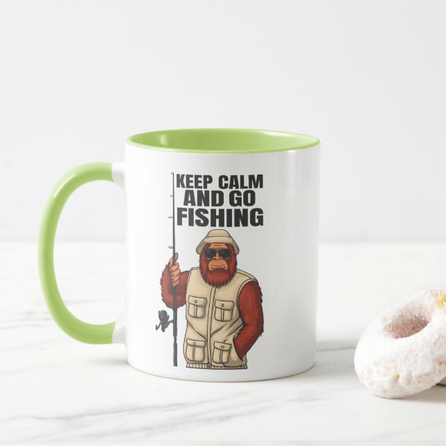 Bigfoot Keep Calm And Go Fishing Rolig Sasquatch  Mugg (Med munk)