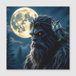 Bigfoot med Glowing Ögon och Uggla på hans skulder