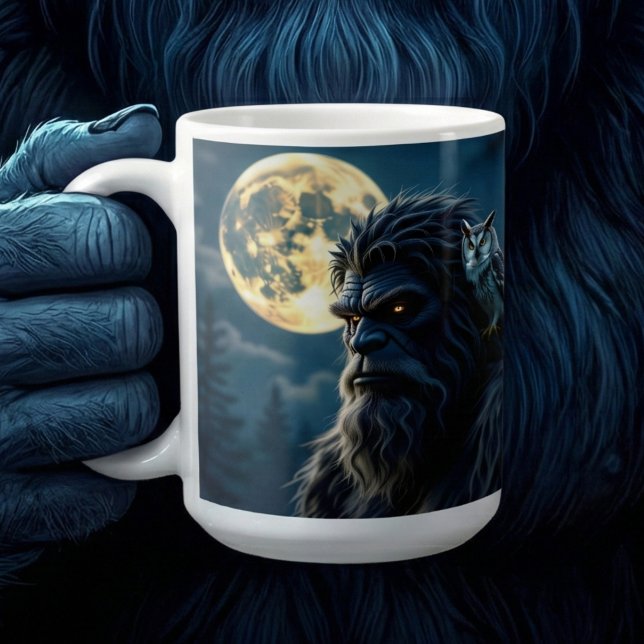 Bigfoot med Glowing Ögon och Uggla på hans skulder Kaffemugg (Skapare uppladdad)
