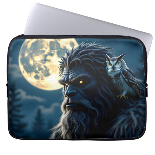 Bigfoot med Glowing Ögon och Uggla på hans skulder Laptop Fodral (Framsidan)