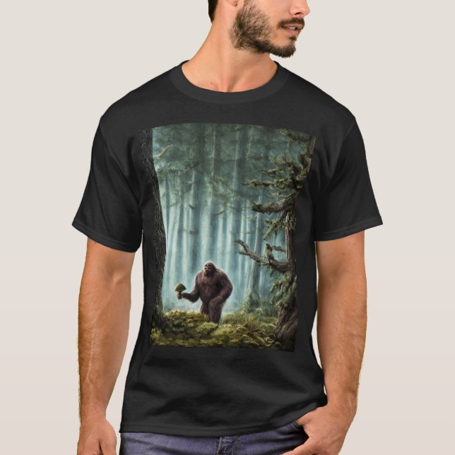 Bigfoot med stor svamp i skogen t shirt (Framsida)