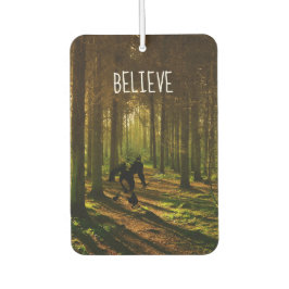 Bigfoot med Tennis Racquet i skogen