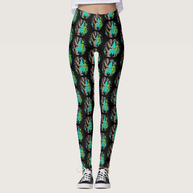 Bigfoot Meets Alien Leggings (Framsida)