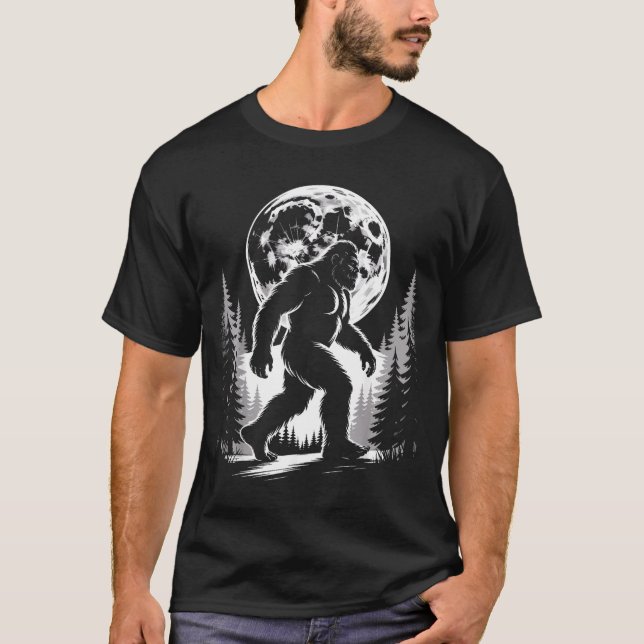 Bigfoot Moonlight Sasquatch Forest Cryptid Outdoor T Shirt (Framsida)