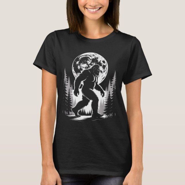 Bigfoot Moonlight Sasquatch Forest Cryptid Outdoor T Shirt (Framsida)