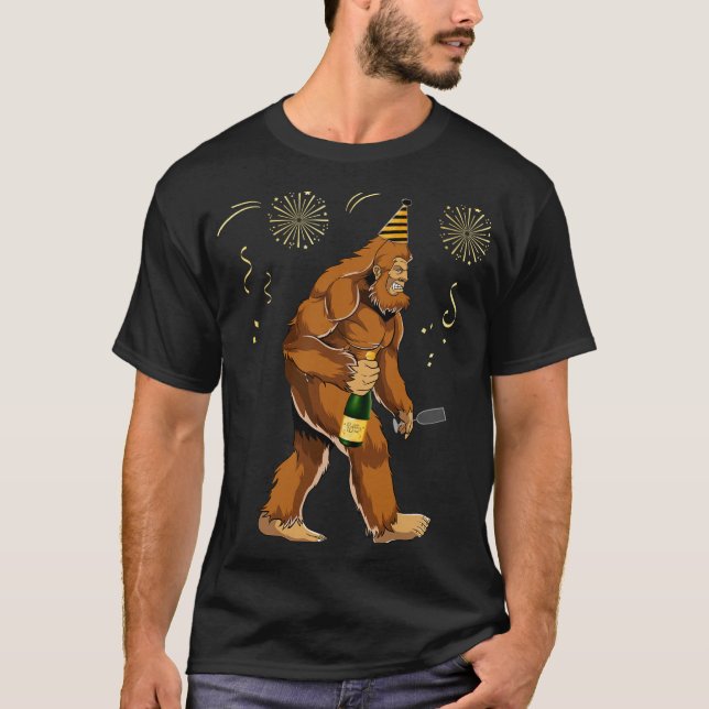 Bigfoot New Year Funny Outfit Sasquatch Holiday 20 T Shirt (Framsida)
