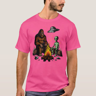 Bigfoot och Alien Campfire-gåvor för utomhusbruk Ä T Shirt