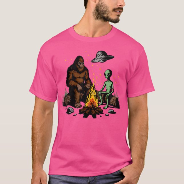 Bigfoot och Alien Campfire-gåvor för utomhusbruk Ä T Shirt (Framsida)