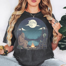 Bigfoot och Alien Campfire Moon Lake Art T Shirt