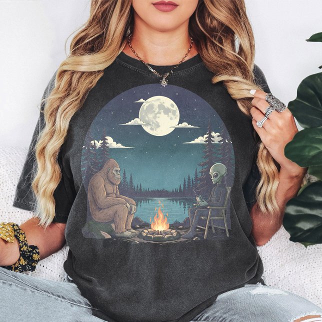 Bigfoot och Alien Campfire Moon Lake Art T Shirt (Skapare uppladdad)