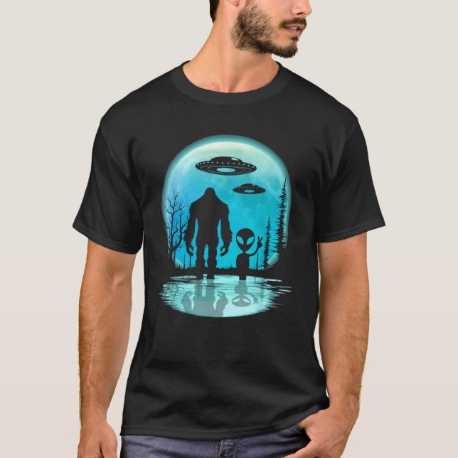 Bigfoot och Alien under Måne vill jag tro T Shirt (Framsida)