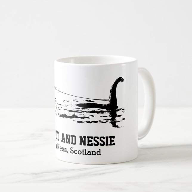 Bigfoot och Nessie Loch Ness Personlig Text Mugg (Framsida höger)