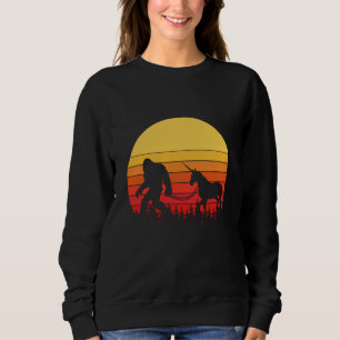 Bigfoot och Unicorn i en Retro Design T Shirt