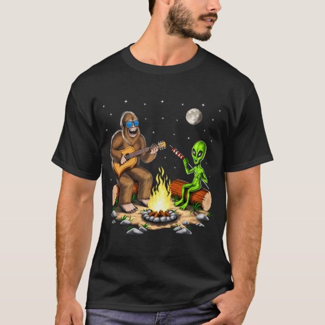 Bigfoot och utomjording camping t shirt (Framsida)