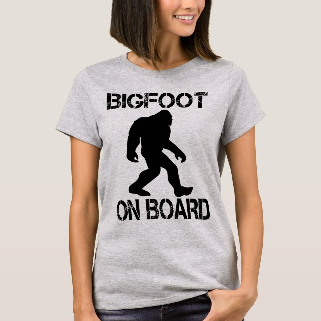 Bigfoot på board Funny Bigfoot T Shirt (Framsida)