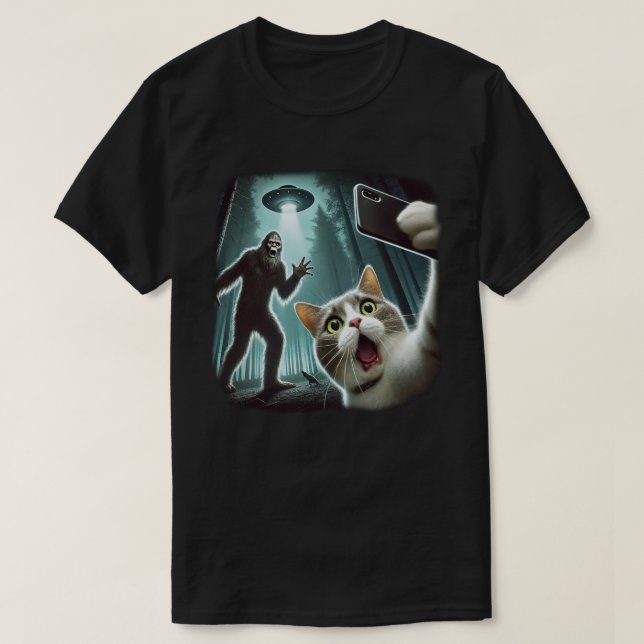 Bigfoot Photobombs Cat Selfie med UFO i skogen T Shirt (Design framsida)