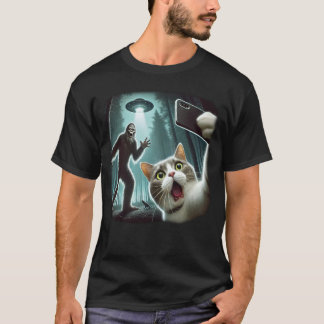Bigfoot Photobombs Cat Selfie med UFO i skogen T Shirt