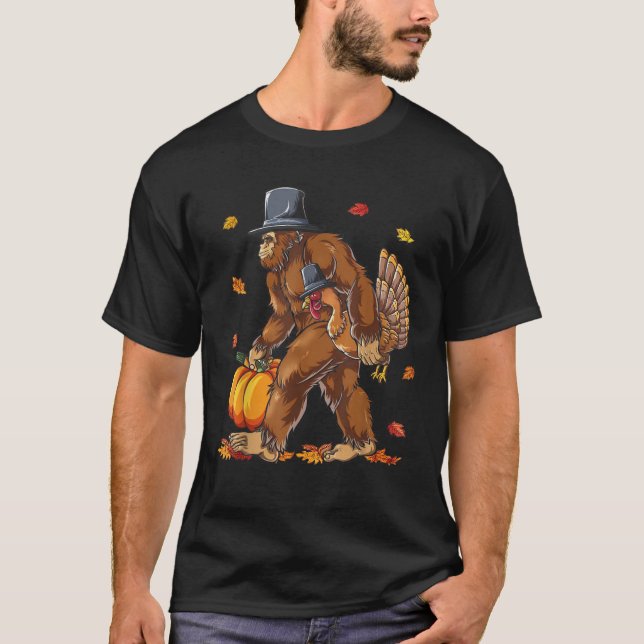 Bigfoot Pilgrim Turkey Pumpkin Funny Thanksgiving T Shirt (Framsida)