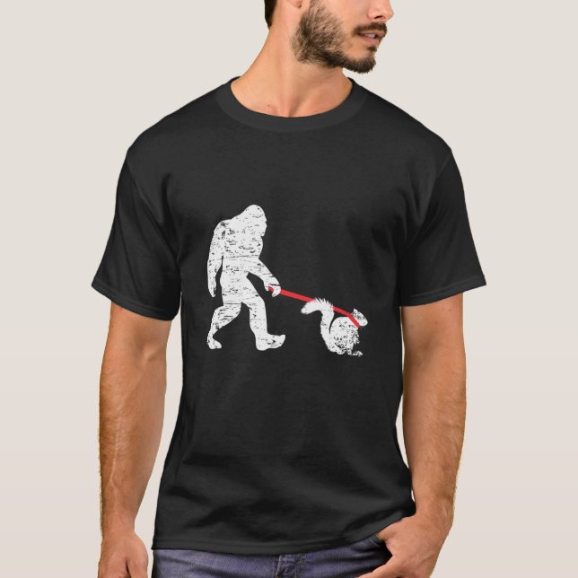 Bigfoot promenande Squirrel Funny Sasquatch Fläkt  T Shirt (Framsida)