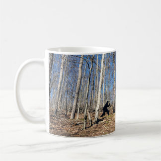 Bigfoot promenerar i skogen kaffemugg