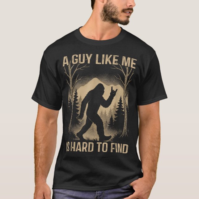 Bigfoot Retro Sasquatch A Guy Like Me Is Hard To F T Shirt (Framsida)