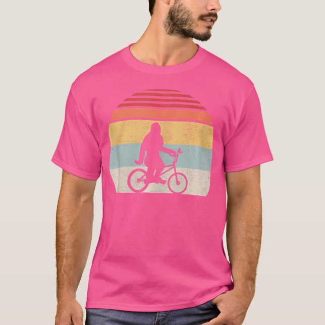 Bigfoot Riding Bmx Funny Sasquatch T Shirt (Framsida)