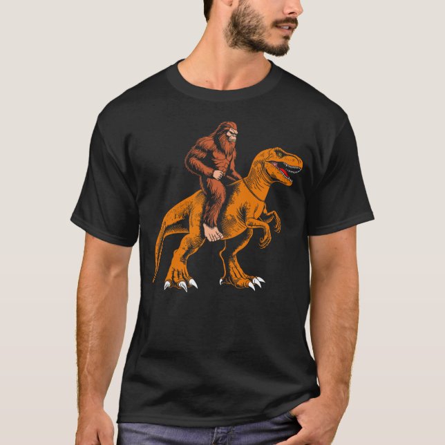 Bigfoot riding dinosaur kids sasquatch riding t re t shirt (Framsida)