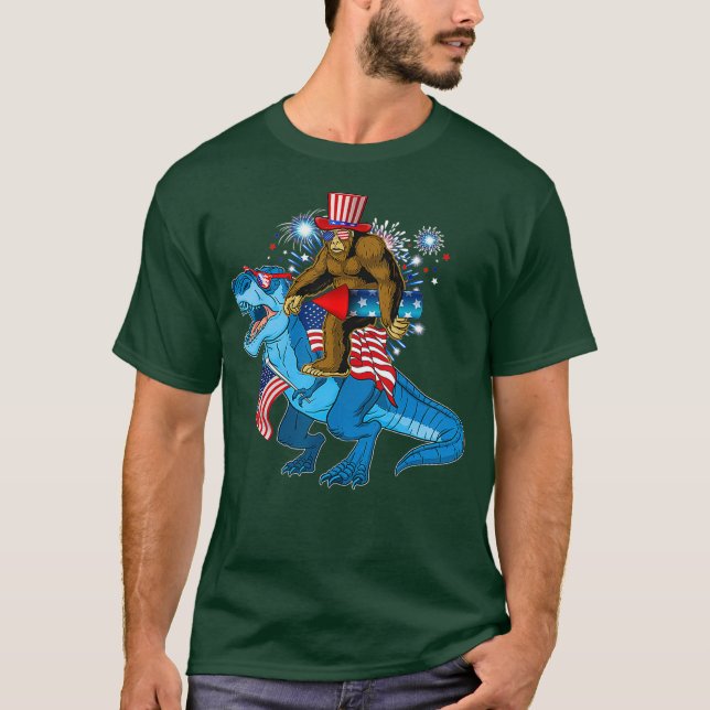 Bigfoot Riding Dinosaur T-rex 4:e juli T Shirt (Framsida)