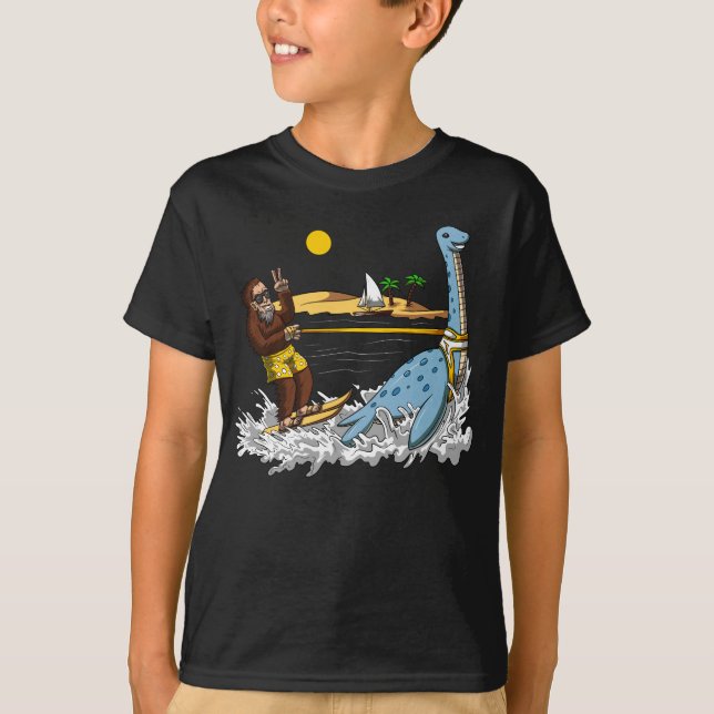 Bigfoot Riding Loch Ness Monster Funny Conspiracy T Shirt (Framsida)