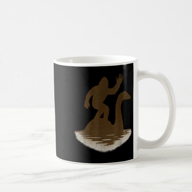 Bigfoot Riding Loch Ness Monster Funny Sasquatch  Kaffemugg (Höger)